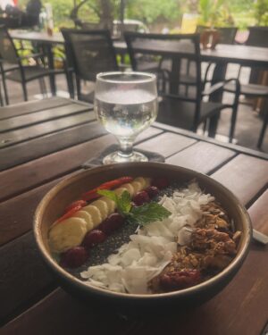 Nela Boudová Instagram - Jsou místa, na které se na Bali obzvlášť těším. A místa vytvářejí lidé @lenasrncu je milá a @cafepeoplepointbali je čím dál tím víc vymazlené. “ Moje “ Greenbowl je naštěstí stále stejná.🙏🏼 🥣 #loveithere #bali #amed