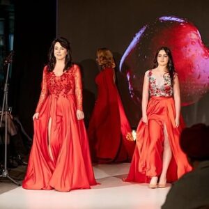 Nela Boudová Instagram - S mojí milovanou Sašenou v rudé barvě. Módní přehlídka “ Rajská zahrada” 
@terezasabackova  #moda #barvy #modanasbavi #dcera #matka #primavecer #latky #legrace #chuze #cernaruze