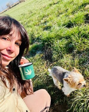 Nela Boudová Instagram - Na trávě jinovatka, ale sluníčko svítí.. přichází jaro. Máme krásné ráno a přejeme ho všem. Ranní káva v plecháčku speciálně pro @jani_bernaskova 😃 #rano #káva #plechacek #radost