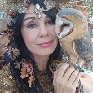 Nela Boudová Instagram - 🦉❤ Pro skvělou Nelu 🍁
Miluji podzimní barvy, které vídáme v zimním období. Divoké keře s rudými šípky, bronzové listí dubu. Rozhodla jsem se využít tuto zimně/podzimní krásu na focení s Nelou. Na focení byla krásná atmosféra, kterou můžete zahlédnout na videu. Vždy když jsem se viděla s Nelou působila její úžasná dobrotivá povaha a silná energie, která z ní vyzařuje ❤️

 Nikon Z7II
#owlphotography #fineartphotography #beautifullbizarre #marketanovak #autumnportrait #praguephotographer @nikon_cz_sk