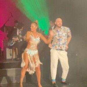 Nela Boudová Instagram - Díky za krásný večer, plný úžasných tanců a energie @roztancenedivadlo v Divadle Mladá Boleslav. Zavzpomínaly jsme s  @anna_julie_slovackova ￼ na náš ročník ￼ před dvěma lety v Praze. Miluju ten zázrak, když se jeviště propojí s hledištěm a to se včera stalo . Gratuluji Lucie Pernetová a “mému” Jakub Vodička k vítězství. Byly skvělý !💕￼💃🕺 A @hanaholisovaofficial je prostě péro z gauče💕 
#tanec