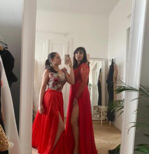 Nela Boudová Instagram - Přemýšlím o pubertě, o tom , když jsem byla v jejím věku. 💕 Někdy si říkám: “To nemůžu vydržet! ”, ale když jsem k sobě upřímná a vzpomenu si, jak jsem se chovala já, 🙈 musím se přiznat, že je moc hodná. Kde se ve mě bralo tolik vzdoru? Naprostá nepokora ,  odpor k autoritám, divokost a rebelství? To přesvědčení, že všechno vím nejlíp??
Je ale krásné , jak vás život srovná. 😀 A když to nepochopíte, přijde nová lekce těžší a znova a znova a znova… když máte štěstí přijde období, že už žádné lekce nepřijdou.. nezačnete věci přijímat bez odporu , bez negativity. Pochopíte, že věci jsou tak, jak jsou a jste klidní.. začněte si všeho vážit a víc se radovat.💕
A my dvě se těšíme k @terezasabackova  na přehlídku 18.4. s názvem “ Rajská zahrada”.
#lovemylife #prehlidka #puberta #radost #dcera #šaty #cervena #cernaruze
