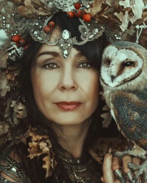 Nela Boudová Instagram - 🦉❤ Pro skvělou Nelu 🍁
Miluji podzimní barvy, které vídáme v zimním období. Divoké keře s rudými šípky, bronzové listí dubu. Rozhodla jsem se využít tuto zimně/podzimní krásu na focení s Nelou. Na focení byla krásná atmosféra, kterou můžete zahlédnout na videu. Vždy když jsem se viděla s Nelou působila její úžasná dobrotivá povaha a silná energie, která z ní vyzařuje ❤️

 Nikon Z7II
#owlphotography #fineartphotography #beautifullbizarre #marketanovak #autumnportrait #praguephotographer @nikon_cz_sk