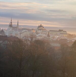 Nela Boudová Instagram - Mám ráda zájezdy. 😊 Náš první spací zájezd. Olomouc, Zlín. @divadlopalace “ Hledá se žena, nástupy ihned!” Děkujeme za skvělé publikum.💕 @marta_dancingerova  @marekadamczyk_cz  #theater #lovemylife