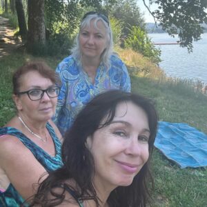 Nela Boudová Instagram - Děkuji “mým Bali holkám” za bezva víkend. Je krásné vidět, kam směřuje náš život a kam jsme se za těch pár měsíců všechny posunuly. Jste úžasný a dík za vzájemné sdílení.💕 A Dance za hřebíčkové cigarety.😃
#bezvacas #koucink #ženy #voda #vino  #prazdniny #slunce #welness #plavani #bali