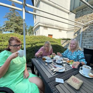 Nela Boudová Instagram - Děkuji “mým Bali holkám” za bezva víkend. Je krásné vidět, kam směřuje náš život a kam jsme se za těch pár měsíců všechny posunuly. Jste úžasný a dík za vzájemné sdílení.💕 A Dance za hřebíčkové cigarety.😃
#bezvacas #koucink #ženy #voda #vino  #prazdniny #slunce #welness #plavani #bali