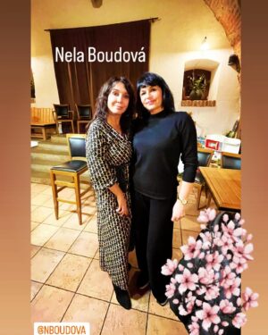 Nela Boudová Instagram - Krásné setkání na večeři  s jednou  z našich nejlrásnějších hereček Nelou Boudovou 🤍🤍🤍úžasným člověkem 🤍A Nelinko ještě jednou všechno nejlepší k Tvému včerejšímu  svátku 🌺🌺🌺 #nela #divadlo #ordinace #kouc #love #czechgirl #pragueworld #like #reelsinstagram #bIoggersky #carousel #theatre #nice #bIoggerlovely #beautifulgirls #picotheday #photooftheday #be #beautiful # visit 👉 @n.boudovaa