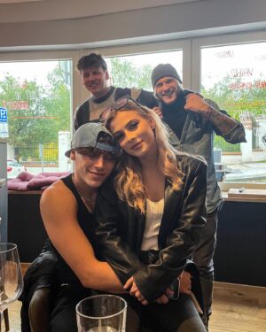Nela Kailová Instagram - Děkuji vám za nečekanou a krásnou oslavu🖤mám ty nejlepší kamarády na světě!🙏🏻