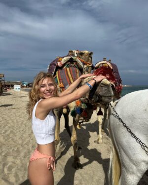 Nela Kailová Instagram - #moment ❤️🌊🐫
Pomazlím vždy a všude všechny zvířátka a vypadám u toho jako male nadšené 3 leté děcko😂❤️