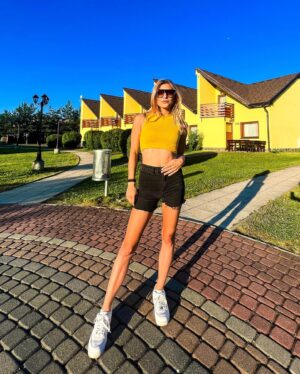 Nela Kailová Instagram - Nemohla jsem se rozhodnout, kterou sem dám, tak tu jsou všechny😂🔆🔆🖤💛💛