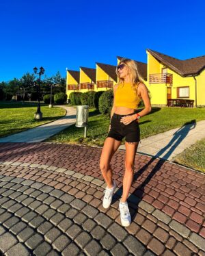 Nela Kailová Instagram - Nemohla jsem se rozhodnout, kterou sem dám, tak tu jsou všechny😂🔆🔆🖤💛💛