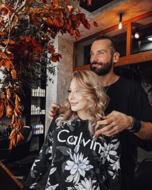 Nela Kailová Instagram - Uzdravení vlásků a náprava barvy je v procesu, ale já jsem spokojená už teď❤️❤️❤️❤️❤️ @michalzapomel MOC MOC MOC DĚKUJU!❤️🫶🏼 Těším se❤️