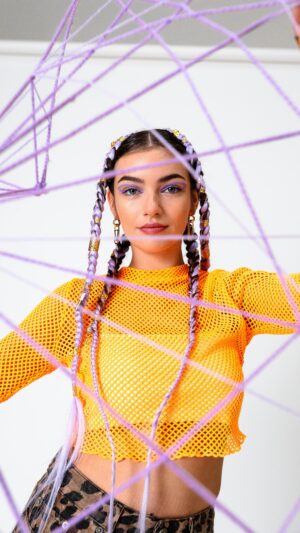 Nelly Řehořová Instagram - Videoklip Women je venku! 🙌🏼 Děkuji @marcell_music za spolupráci na hudbě a textu, @linda_prochazka_design za námět a režii klipu, kde krásně vystihla myšlenku písničky v síle a propojení díky bavlnce. Písnička je o síle ženského přátelství a sounáležitosti, kdy si uvědomuji, že největší síla ženy je její křehkost. Velké děkuji patří i kameramanovi @richard_stiebler, @monmysterious za makeup, @viktoreniak za účes, @lm_lena_ za styling ✨ a také skvělým tanečnicím @annasitnerova a @christinewoks 👯‍♀️ Jsem moc vděčná všem, kdo se na písničce a klipu podílel. Ženy, buďte ve spojení se svou silou. 💜#women #newmusicvideo #outnow