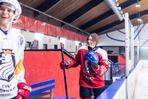 Nelly Řehořová Instagram - Nová kampaň ČT1, ČT sport a ČT D jejíž cílem je propagovat pozitivní hodnoty ve sportu. Téma je spojené s českým hokejem a zdůrazňují fair play, boj proti předsudkům, všestrannost nebo spolupráci rodičů a trenérů. Děkuji, že můžu být součástí. 🙏🏼❤️🏒