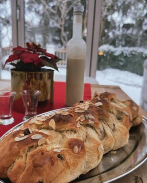 Nelly Řehořová Instagram - Letošní Vánoce jsou hodně jiné. Uvědomili jsme si, jak se všechno může v okamžiku změnit. Přeju si pro nás všechny, ať se máme hezky, máme radost z pouhé přítomnosti tady a teď a že můžeme být spolu. Přeji vám všem, pokud možno klidné Vánoce. 🙏🏼❤️🎄