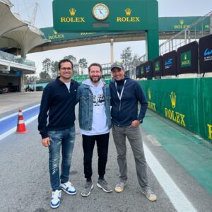 Nelson Piquet Jr. Instagram - VEM COISA BOA POR AÍ! Estamos em Interlagos para gravar conteúdos especiais no FIA World Endurance Championship. Depois de dez anos, o campeonato retorna a um dos circuitos mais icônicos do mundo. 🇧🇷

#WEC #6HSaoPaulo @fiawec_official @pod.360 #pelaspistaspodcast
