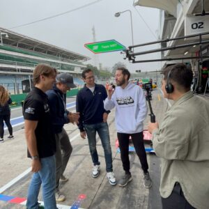 Nelson Piquet Jr. Instagram - VEM COISA BOA POR AÍ! Estamos em Interlagos para gravar conteúdos especiais no FIA World Endurance Championship. Depois de dez anos, o campeonato retorna a um dos circuitos mais icônicos do mundo. 🇧🇷

#WEC #6HSaoPaulo @fiawec_official @pod.360 #pelaspistaspodcast