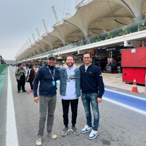 Nelson Piquet Jr. Instagram - VEM COISA BOA POR AÍ! Estamos em Interlagos para gravar conteúdos especiais no FIA World Endurance Championship. Depois de dez anos, o campeonato retorna a um dos circuitos mais icônicos do mundo. 🇧🇷

#WEC #6HSaoPaulo @fiawec_official @pod.360 #pelaspistaspodcast