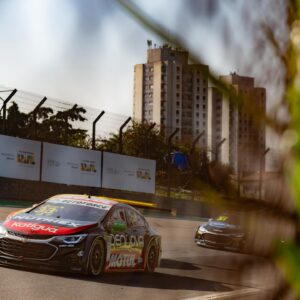 Nelson Piquet Jr. Instagram - Registros do último dia da terceira etapa, até mais Interlagos, Estamos chegando Cascavel! 🏁
.
.
.
#race #stockcar #piquet

📸 @josemariodias