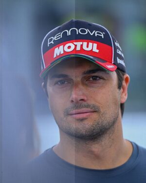 Nelson Piquet Jr. Instagram - Grazie, Imola.

🇧🇷 🏁 Concluímos mais uma etapa da @elms_official hoje em Imola! Terminamos na P4, mas o carro da @equipevirage vem evoluindo bastante ao longo da temporada. 🚀
Agradeço a todos os fãs que nos acompanharam no autódromo de Imola e também aqueles que assistiram pela transmissão no YouTube. Agora vamos para próxima! 

—————————————

🇬🇧🏁 We wrapped up another exciting @elms_official race today in Imola! We finished P4, but the @equipevirage car has been making great progress throughout the season. 🚀
Thank you to all the fans who joined us at the Imola racetrack and those who watched the live stream on YouTube. Your support makes all the difference! 

—————————————

📸 @fotospeedy_it 

@elms_official
@groupvirage
@motulbr
@pratycestruturasolar
@agenciapisco

#NelsonPiquetJr #PIQ33 #NelsinhoPiquet #Elms #lemansseries