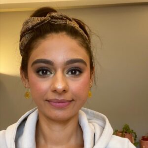 Nelufar Hedayat Instagram - All my clothes in this shot were thrifted. After what I saw from #fastfashion shredding and illegally #trafficking mountains of last seasons clothes I know what I’m supposed to do for my #newyearsresolution this year! 👗👚🧣👖🧤