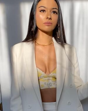 Nelufar Hedayat Instagram - “Dressed to impress the 🗑”⁣
⁣
Swipe left to see!!! #lookbook #quaranqueen day I!!! Each day I’ll be posting images from little fashion shoots me and my sister @fatemahedayat did cos we were agonisingly bored. Fatema was creative director, stylist photographer. I did hair and makeup! ⁣
⁣
Please note: these photos have been edited. I DO NOT look like this irl 💁🏽‍♀️