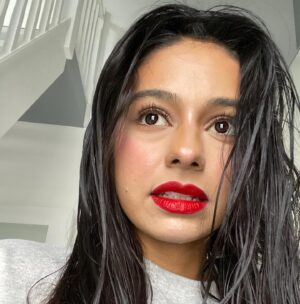 Nelufar Hedayat Instagram - No this is not me bring back the wet look. LIFEHACK: when it’s unfathomably 🥵 outside shower, put your hair in a bun and pop it out when your about to dehydrate to death. 💥 Instantly cools ya.