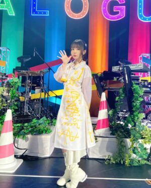 Nene Hieda Instagram - 🥼🧪✨

ツアーファイナルで衣装が進化しました⤴️

前も後ろも可愛いんだよ〜！
サムさん今回も素敵衣装ありがとうございます❤️‍🔥

ポニーテールもやっと出来る長さになった〜

#ダイアローグ