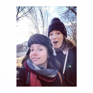 Neta Riskin Instagram - לפני פחות משבועיים, כשהעולם עדיין היה די נורמלי, אני ואיילת הצטלמנו על רקע הבית הלבן. 
הוא בצד שמאל מחוץ לפריים, נשבעת
