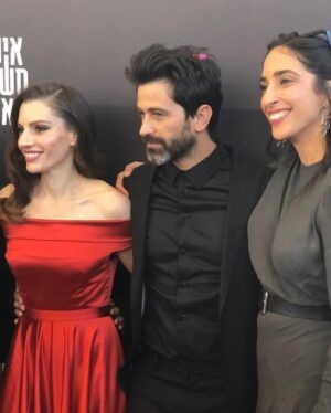 Neta Riskin Instagram - באיחור סופר אופנתי אני מעלה תמונות מהפרימיירה של ״איש חשוב מאוד״, אחרי שסוף סוף הצלחתי להבין איך להוריד אותן מהלינק ששלחו לי. אני פשוט אעלה בערך את כולן, כי אם אאלץ לבחור מתוכן זה ייקח עוד שנה לפחות.  תודה אינסופית לאהובים והגאונים והיפים מבחוץ ומבפנים, צוות העל שמצליח לגרד ולקלף ממני את הטריינינג הפנימי פעם אחר פעם:  @gadielimelech  @tali_power @sagidahary
 אני אוהבת אתכם. 
פוסט נרגש לקראת עליית העונה יגיע בקרוב מאוד ❤️ @ishhashuv  @hot_il