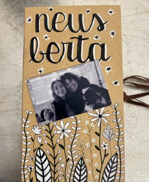 Neus Sanz Instagram - Berta me ha regalado un libro hecho a mano donde me cuenta tantas y tantas cosas bonitas que no ha podido llegarme en un momento mejor. Ver que alguien tan joven es capaz de sentir tanto y demostrármelo hace que mi corazón se sienta más vivo y caoaz. 
Gràcies Berteta per tant d’ amor. T’ estimo.
Fins al final ♥️
.
#amigas #teatro #amor #juntas #simpre #monologo #madrid #avia #mare #bonica