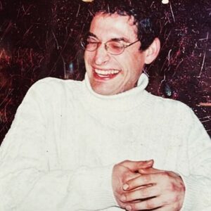 Neus Sanz Instagram - Gracias Saulito…

❤️Y la vida, por juntarnos y permitirme que seas mi columna vertebral. Gracias también por todos estos años donde tus alegrías por mis trabajos eran inmensas. Ni te imaginas las personas que solo me han contado cosas y  momentos bonitos sobre ti. También me mandan fotografías de aquellos días de juventud donde todos éramos más inocentes y más libres. No estoy enfadada, pero tú perdida duele, escuece y me dejó un vacío donde la sensación es que me arrancaron mi mitad. 
Durante los días en el hospital jugué mucho con tu ombligo y todos te dimos caricias y besos, ni te imaginas cuantos… 
Cada día busco un recuerdo nuevo de nosotros dos. Me da miedo olvidarme de cosas vividas.
Me bañaré en el río de Boltaña, pasearé por Yeba, comeré ensaimadas, tortetas y chiretas y de alguna forma estarás conmigo…

Me pregunto si se nos olvidó decirnos algo, no, no lo creo, nos mirábamos y hablábamos en silencio, como cuando éramos pequeños. 
Ay, Saulito!! Cuanto te voy a echar de menos!! 

Mi querido hermano, serás eternamente joven.
Mándame de vez en cuando una pequeña señal para saber que estás cerquita.

❤️‍🩹Gracias también a todo maravilloso equipo humano de la unidad 2A de la UCI del hospital @hbellvitge donde desde el primer momento no nos soltaron de la mano y se nos permitió, sin prisas, despedirnos de Saulito con todo nuestro amor a todos los que estábamos allí presentes. 
Gracias gracias y gracias por escoger vuestra profesión y por hacer que nuestro dolor fuese más llevadero. Os seguiremos abrazando siempre. 

⭐️ Un beso al cielo 
💞 Vives en mí