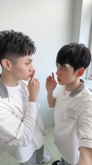 Nguyễn Bá Vinh Instagram - How we keep the secret 🤓😎 #o2production #teenagerjudge #thamphanhocduong