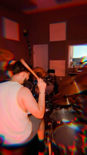 Nic Collins Instagram - ~ @betterstrangers.wav 🦿🪨🧪 ~

@gretschdrums @sabiancymbals @dwdrums @promarksticks @remopercussion @porter_and_davies 

#Rock #HardRock #ProgressiveRock #AlternativeRock #Band #Drums #Guitar #Bass #Singer