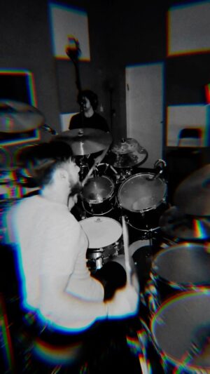 Nic Collins Instagram - ~ 🕯️😵‍💫 @betterstrangers.wav 😵‍💫🕯️ ~

Hit up the @betterstrangers.wav DM’s if you wanna sing for us 🙃

@gretschdrums @sabiancymbals @dwdrums @remopercussion @promarksticks

#Rock #HardRock #ProgressiveRock #AlternativeRock #Band #Drums #Guitar #Bass #Singer