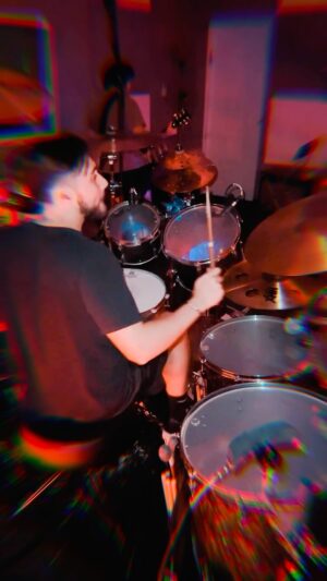 Nic Collins Instagram - ~ More new @betterstrangers.wav 🏄  Need a singer so we can finally take this out on the road 🗣️ ~

@gretschdrums @sabiancymbals @dwdrums @promarksticks @remopercussion @rolandglobal @porter_and_davies 

#Rock #AlternativeRock #HardRock #ProgressiveRock #Band #Drums #Guitar #Bass #Singer
