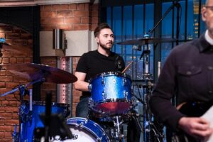 Nic Collins Instagram - ~ That’s a wrap on an awesome week sitting in with the @8gband on @latenightseth. Massive thank you to the band for having me and to @erx11 for making it happen! 📺🗽 ~

Photos by: @lloydbishop / ©️NBCUniversal

@gretschdrums @sabiancymbals @promarksticks @remopercussion @dwdrums