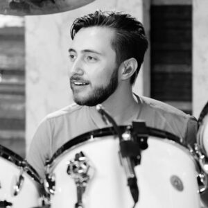 Nic Collins Instagram - I made @nic_collins learn “Whiplash” on the spot 👊🏻🤯 Check out the brand new @drumeoofficial YouTube video to see how it went‼️•
•
@betterstrangers.wav @genesis_band @brandon.toews @gretschdrums @sabiancymbals @promarksticks @remopercussion •
•
#drumeo #drums #drummer #drumming #niccollins #brandontoews #philcollins #drumcover #whiplash #jazz #funk #drumcover #drumlife #drumstagram