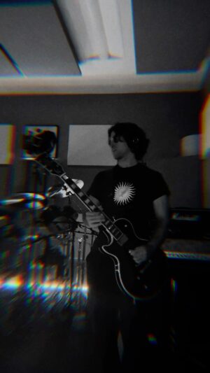 Nic Collins Instagram - 🌬️🌊🌊 #Rock #AlternativeRock #HardRock #ProgressiveRock #Band #Bass #Drums #Guitar #Singer 🌊🌊