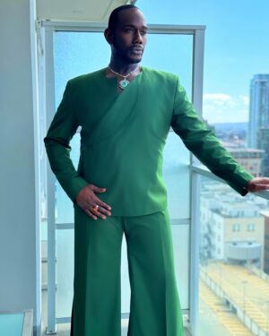 Nicco Annan Instagram - The 55th @naacpimageawards @bet were indeed a time. Salute to all the honorees! There was so much love in the room ✊🏾✨ Big salute to @kwasipaulofficial for this emerald suit & @icontips styling for the King with @jolleson on the tailoring