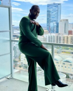 Nicco Annan Instagram - The 55th @naacpimageawards @bet were indeed a time. Salute to all the honorees! There was so much love in the room ✊🏾✨ Big salute to @kwasipaulofficial for this emerald suit & @icontips styling for the King with @jolleson on the tailoring