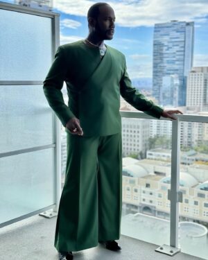 Nicco Annan Instagram - The 55th @naacpimageawards @bet were indeed a time. Salute to all the honorees! There was so much love in the room ✊🏾✨ Big salute to @kwasipaulofficial for this emerald suit & @icontips styling for the King with @jolleson on the tailoring