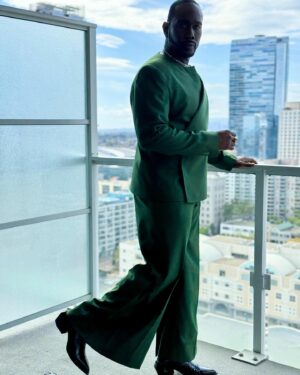 Nicco Annan Instagram - The 55th @naacpimageawards @bet were indeed a time. Salute to all the honorees! There was so much love in the room ✊🏾✨ Big salute to @kwasipaulofficial for this emerald suit & @icontips styling for the King with @jolleson on the tailoring