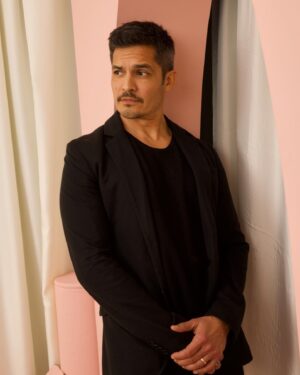 Nicholas Gonzalez Instagram - Gracias for the communion #LaCenaLA 👊🏽✊🏾🤎
@its_rubes @jesslivmo @neuehouse #Equis
📸: @carlosericlopez ⬅️ This kid don’t miss…