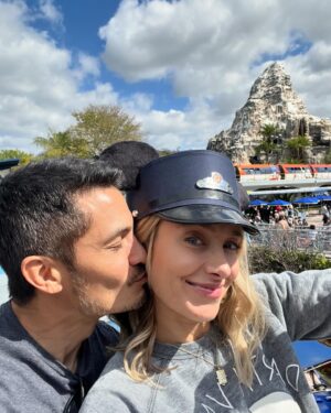 Nicholas Gonzalez Instagram - This Woman 👱🏻‍♀️. This Life 🤩.
Lather, Rinse & Repeat.
What a Thing to Witness!
Happiest of Birthdays, Baby!! 🤎