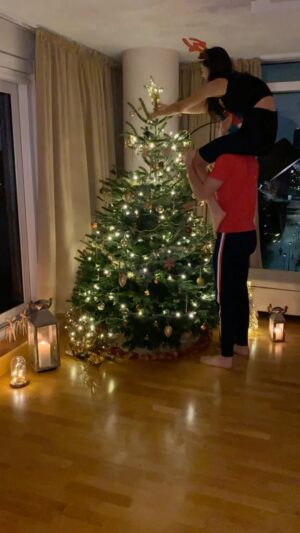 Nicholas Latifi Instagram - It’s that time! 😄🎄🎁❄️