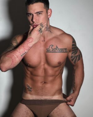 Nick Masc Instagram - *obsessed @crwnbody