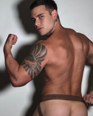 Nick Masc Instagram - *obsessed @crwnbody