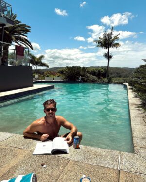 Nick Slater Instagram - That magic week between Christmas and New Years where your routine and calendar go out the window 🙏🏼

The Chrissy break always reminds me how great it is to pause ⏸️ 

A break in routine, quality family time and a change of scenery all help to create space so that we can look back at life through fresh eyes.

Taking a break can be the most productive thing we do ⚡️