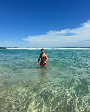 Nick Slater Instagram - That magic week between Christmas and New Years where your routine and calendar go out the window 🙏🏼

The Chrissy break always reminds me how great it is to pause ⏸️ 

A break in routine, quality family time and a change of scenery all help to create space so that we can look back at life through fresh eyes.

Taking a break can be the most productive thing we do ⚡️